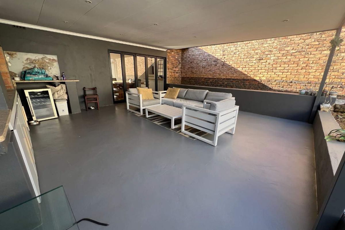 ELEGANT FAMILY HOME WITH LUXURY FEATURES - Photo 2