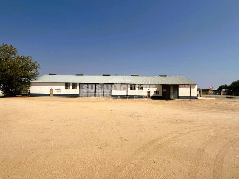 Industrial workshop, sheds and flat one one huge piece of land! - Photo 4