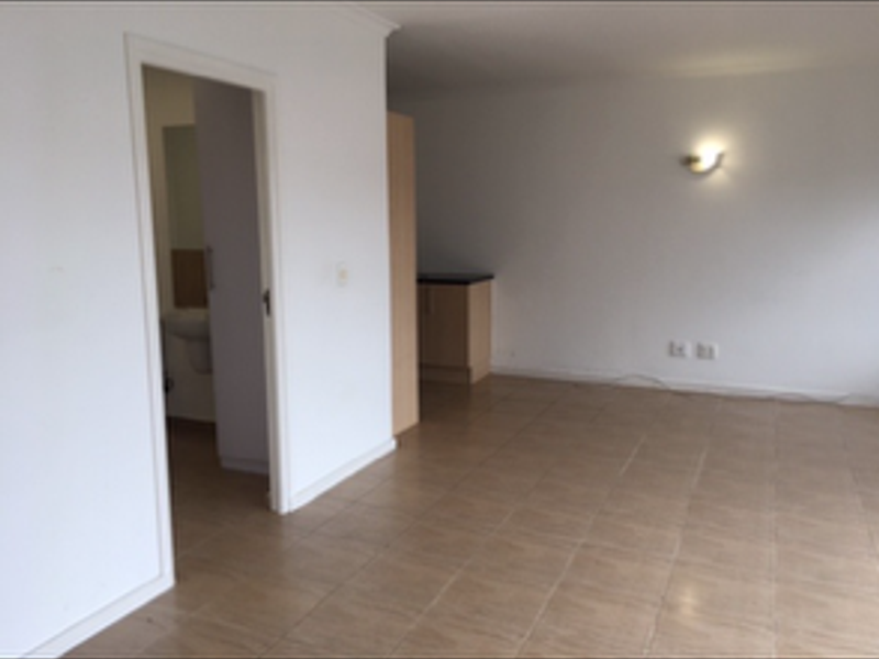 2 Beds, 2 bathrooms UNFURNISHED apartment with 2 parking bays, juliette balcony - Photo 5