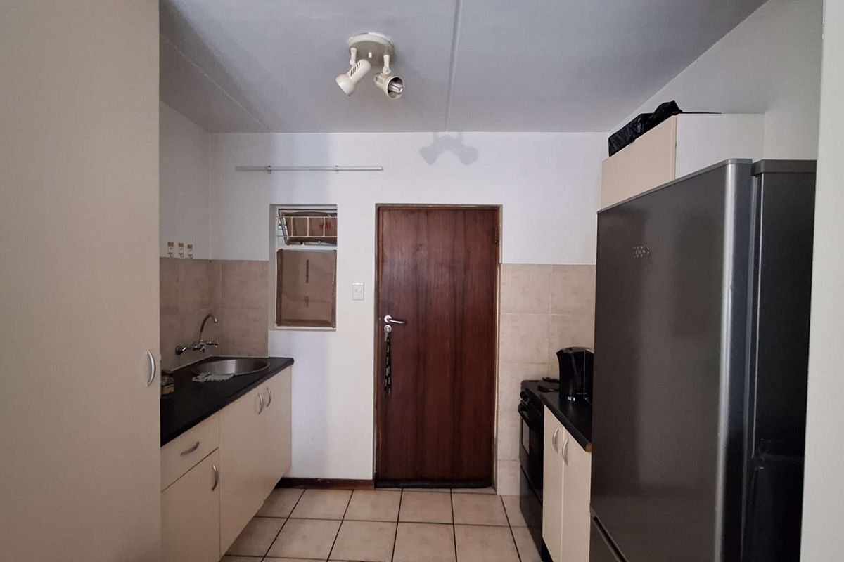 Bachelor Apartment in Richmond - Photo 2