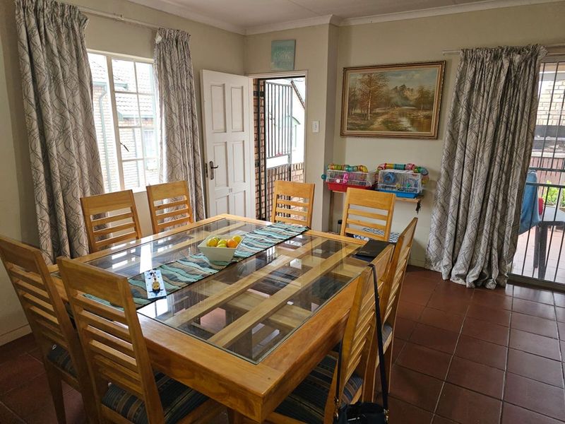 Spacious modern 3 Bedroom, 2 Bathroom Apartment with a garage. Great Investment close to the Gautrain station. - Photo 8