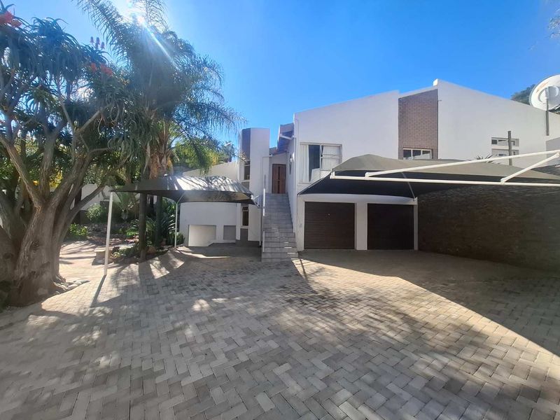 Family home with a two bedroom flat - Photo 2