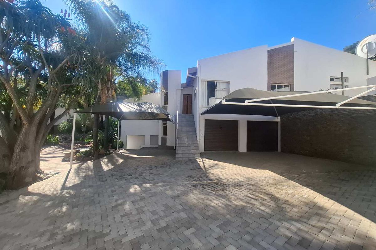 Family home with a two bedroom flat - Photo 2