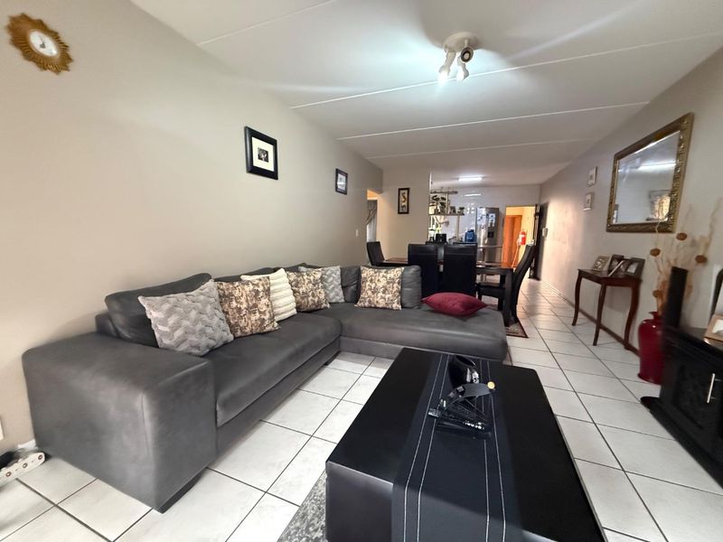 Discover Urban Convenience & Suburban Peace Here! - Photo 4