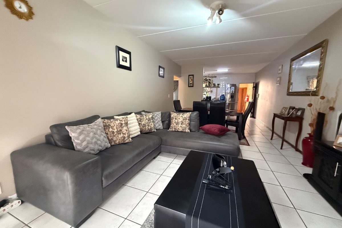 Discover Urban Convenience & Suburban Peace Here! - Photo 4