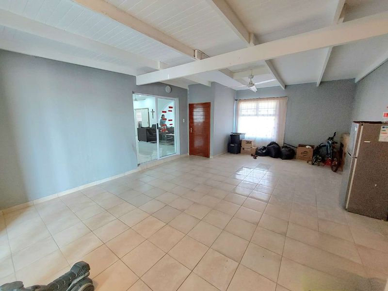 4 Bedroom Coastal Gem - Photo 5