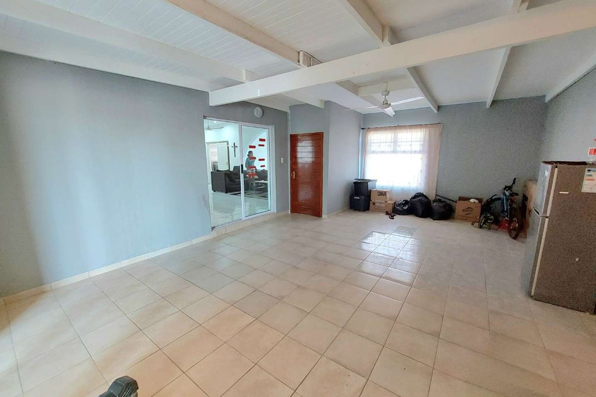 4 Bedroom Coastal Gem - Photo 5