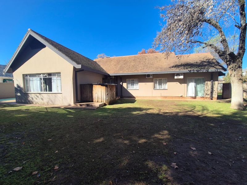 Neat at a pin, spacious family home - Photo 9