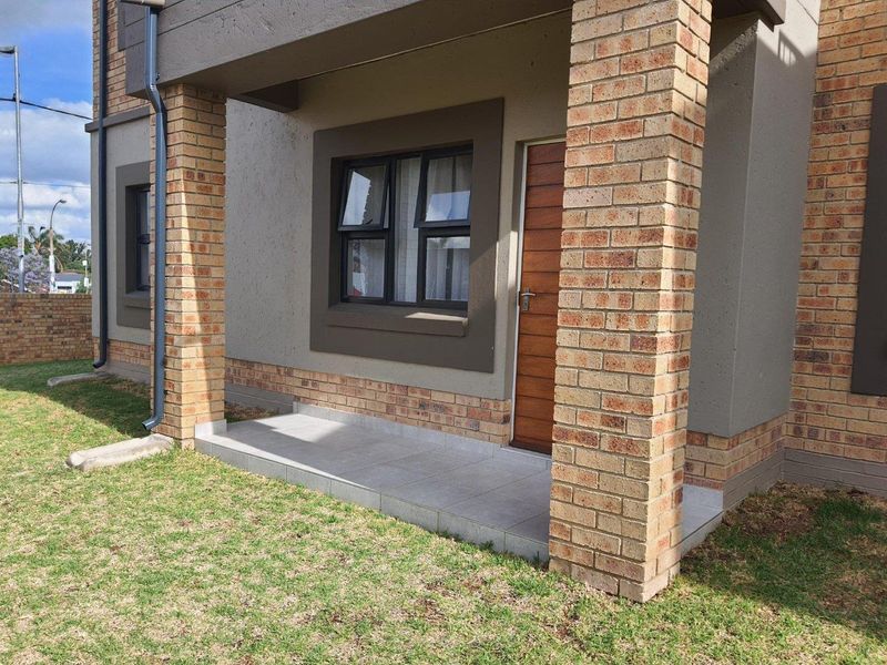 Stunning 3 bed, 2 bath unit in a secure complex - Photo 1