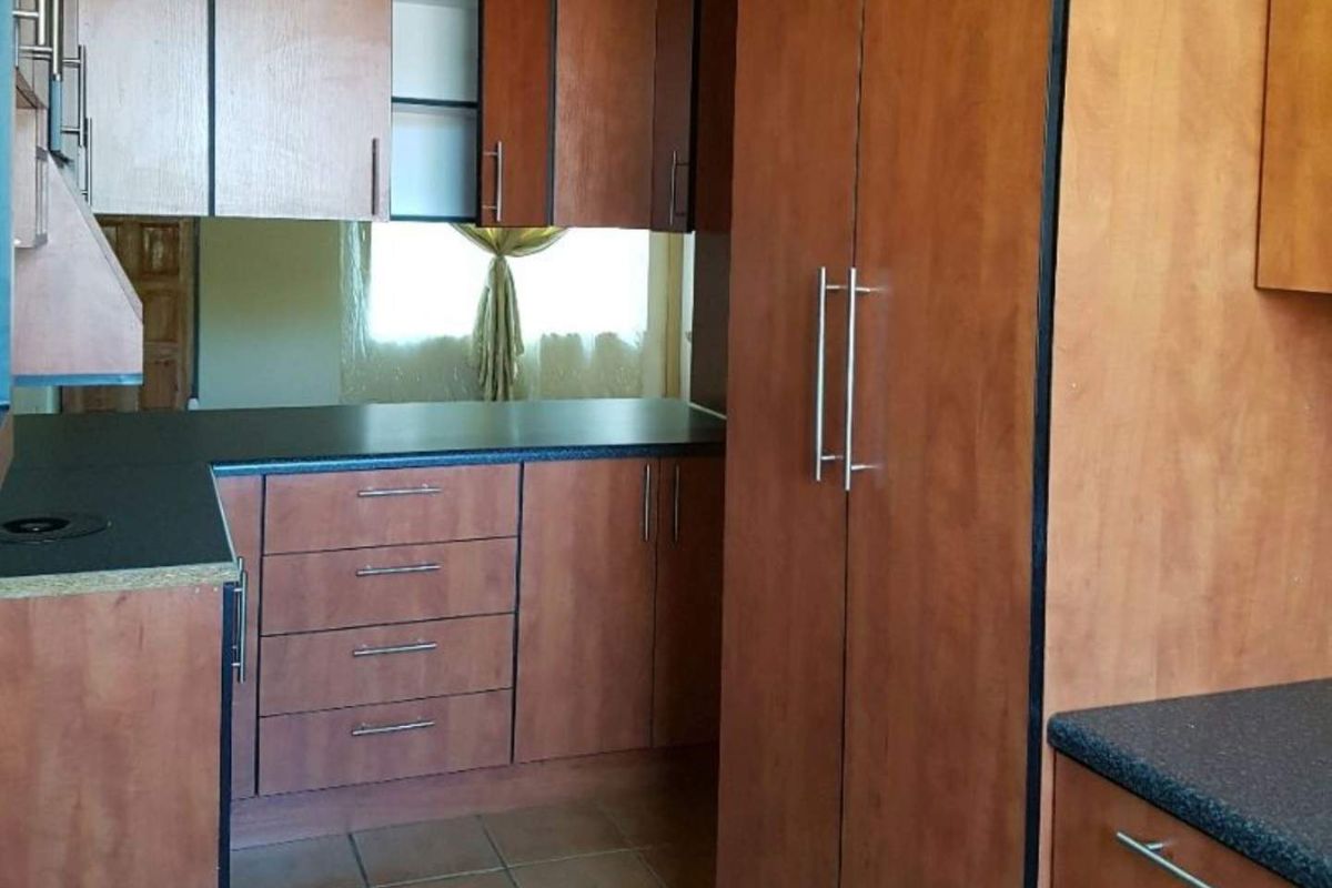 Live in Silverton's Heart: Spacious 2.5 Bed Apartment Awaits! - Photo 2