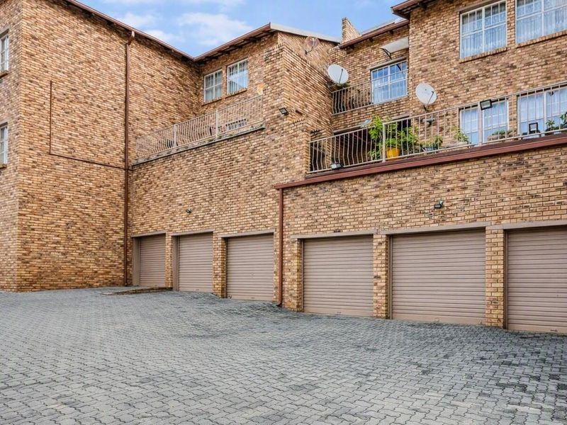 LOVELY QUIET COMPLEX