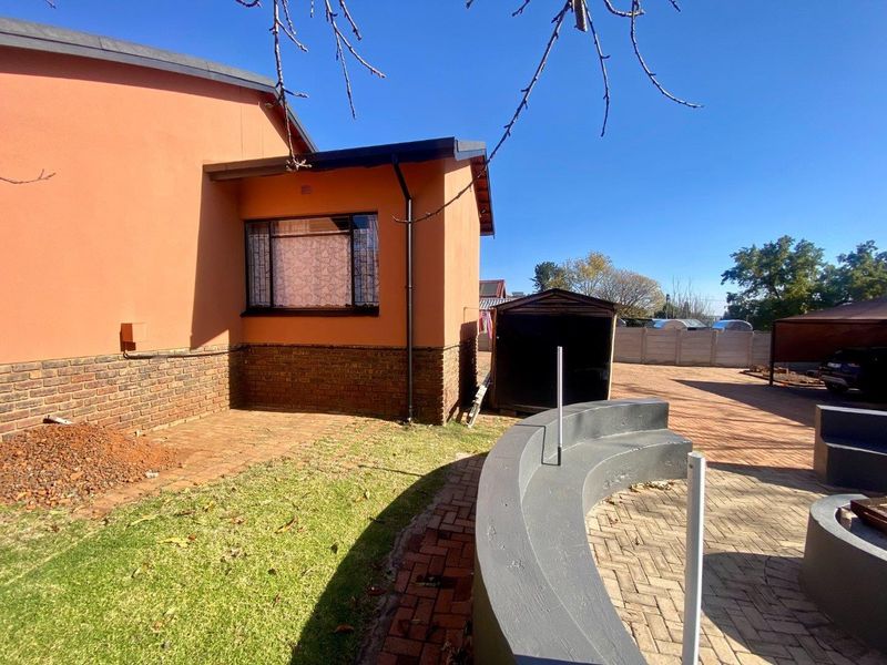 Family Living Made Easy in the Heart of Kanonkop - Photo 4
