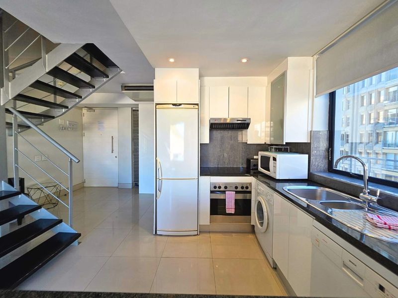 Double-Storey Corner Penthouse with Iconic Table Mountain Views - Photo 5