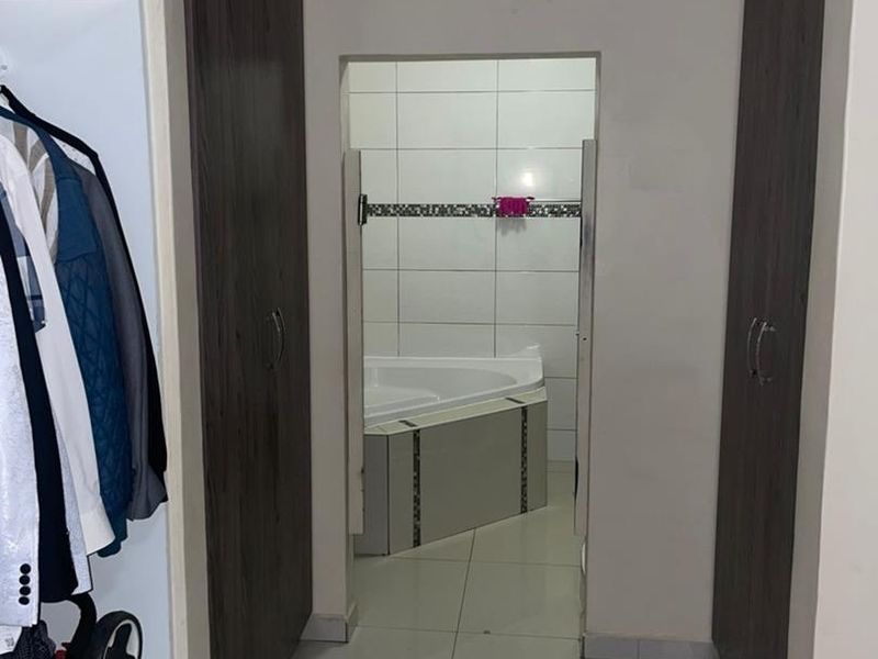 Don’t miss out on this one, search no further!!!! Super Spacious Townhouse Selling below Valuation - Photo 7