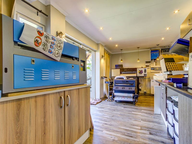 3 Bedroom freestanding secure Townhouse in Van Riebeeck Park - Photo 5