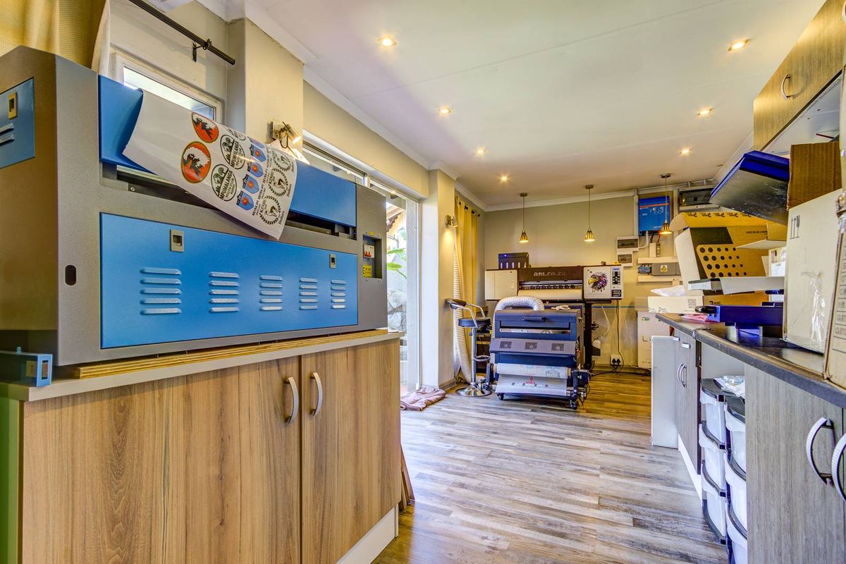 3 Bedroom freestanding secure Townhouse in Van Riebeeck Park - Photo 5