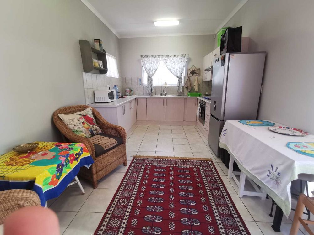 GRANNY FLAT OPEN-PLAN KITCHEN WITH LIVING AREA 