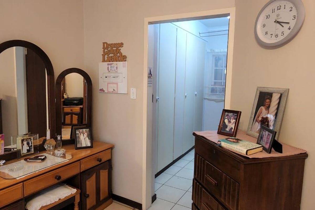 Neat as a pin...just move in and stay! - Photo 5