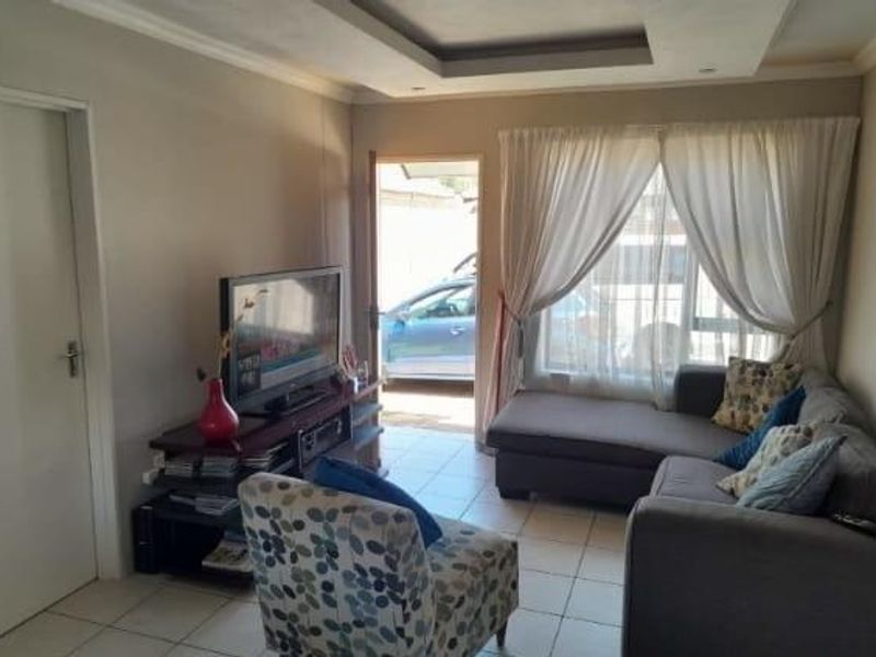 Modern Comfort in Chessington: Secure 3-Bedroom Apartment Awaits! - Photo 3