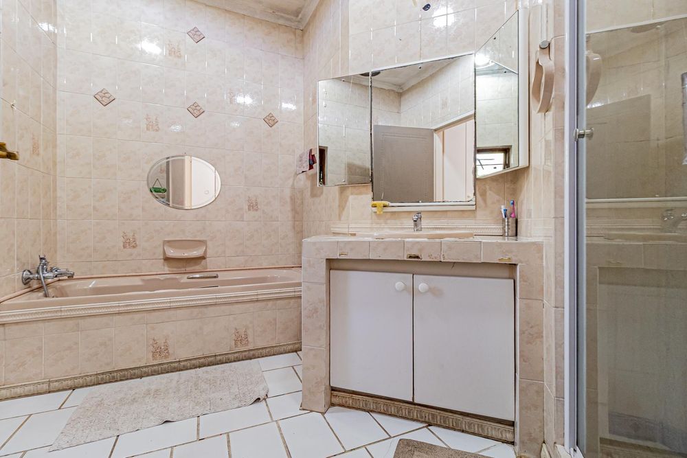 Main bedroom Bathroom