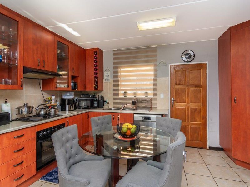 Secure, stylish and spacious duplex townhouse in Wilgeheuwel - Photo 2