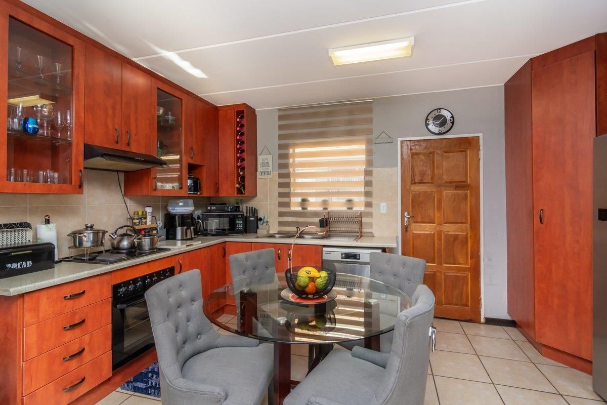 Secure, stylish and spacious duplex townhouse in Wilgeheuwel - Photo 2