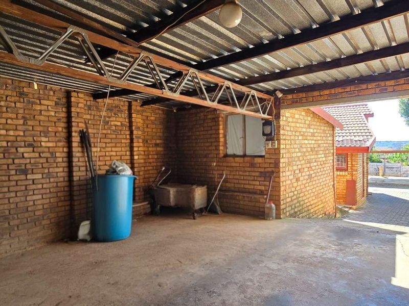 Secure, Spacious 5-Bedroom Home with 2 Flatlets, Garden, Pool & More - Photo 3
