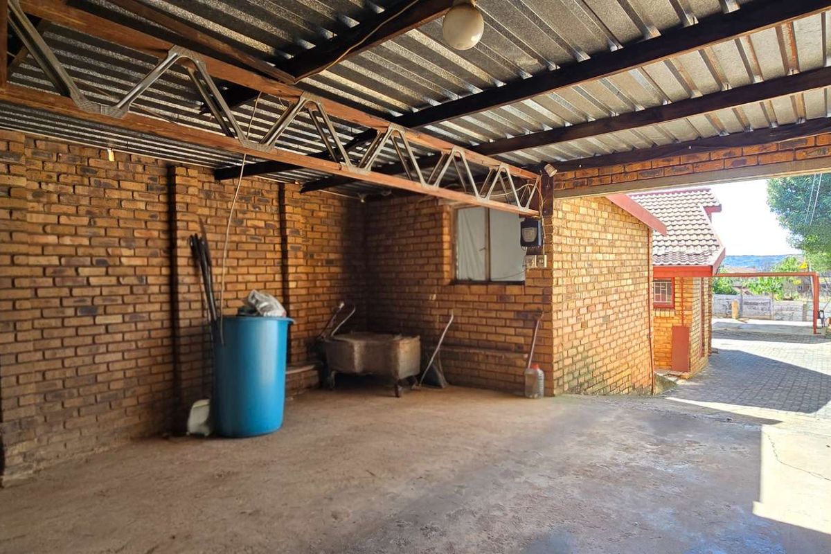 Secure, Spacious 5-Bedroom Home with 2 Flatlets, Garden, Pool & More - Photo 3