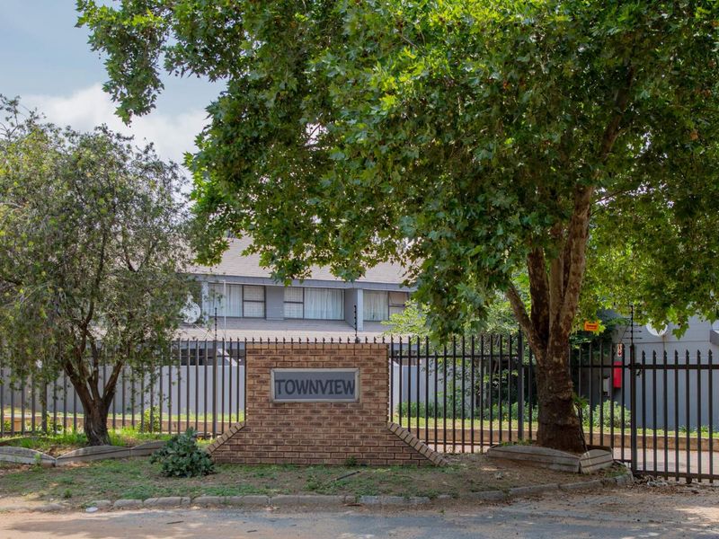 BUDGET-FRIENDLY 3-BEDROOM DUPLEX - Photo 3