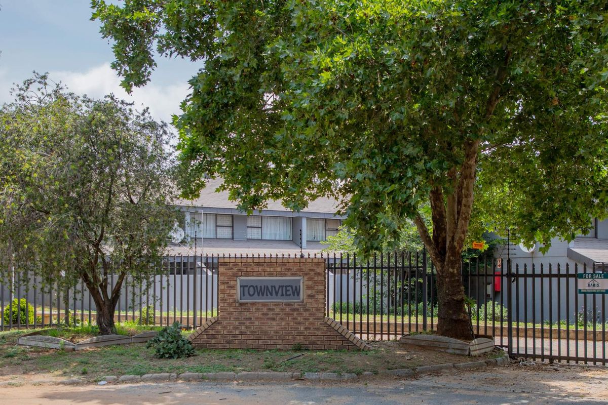 BUDGET-FRIENDLY 3-BEDROOM DUPLEX - Photo 3