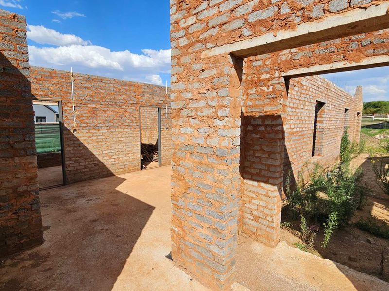 Incomplete Single Story Family Home In Landsmeer Equestrian Estate  R 1 395 000 - Photo 8