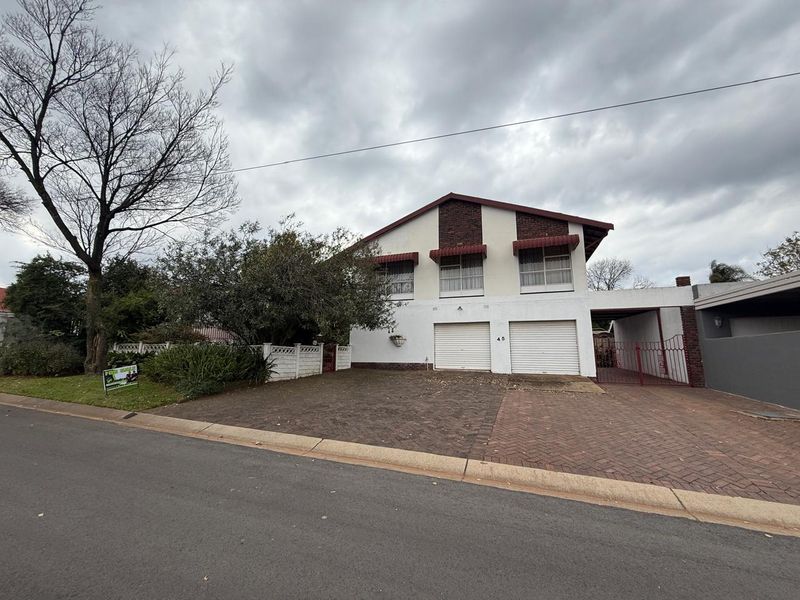 Huge Family Home with Incredible Potential! - Photo 2