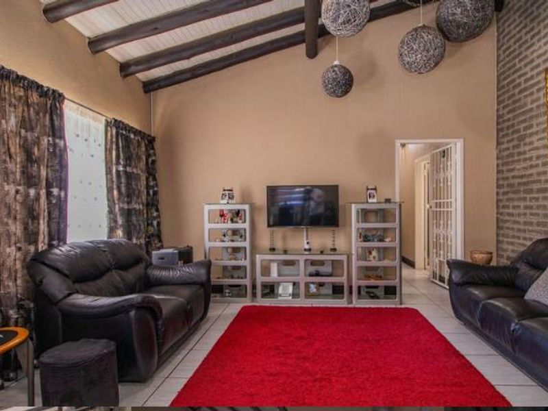 3 Bedroom home and smart investment - Photo 2