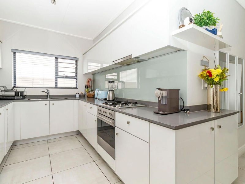 Ground floor unit in a sought-after Complex - Photo 10