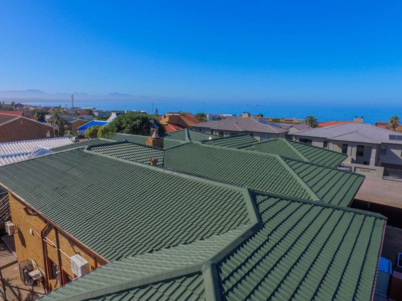 Prime 7 Bedroom Coastal Family Residence in Bayview, Hartenbos - Photo 2