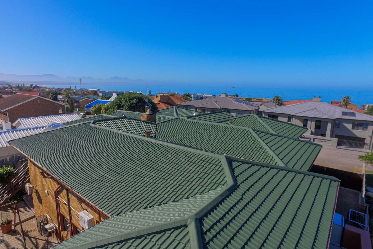 Prime 7 Bedroom Coastal Family Residence in Bayview, Hartenbos - Photo 2