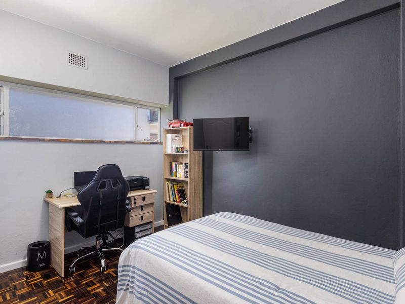 Light-Filled, Move-In Ready Apartment with Modern Finishes - Photo 8