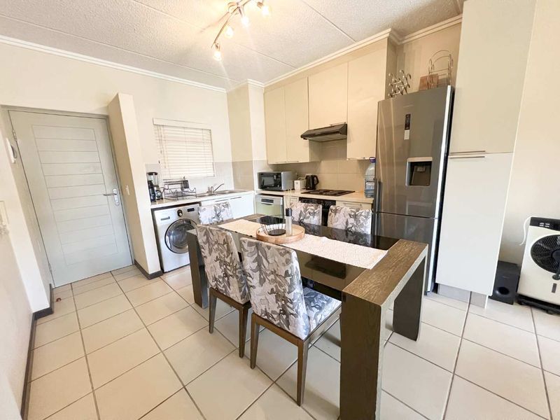 Fully Furnished 2-Bed Executive Apartment in Secure Bryanston Complex - Photo 4