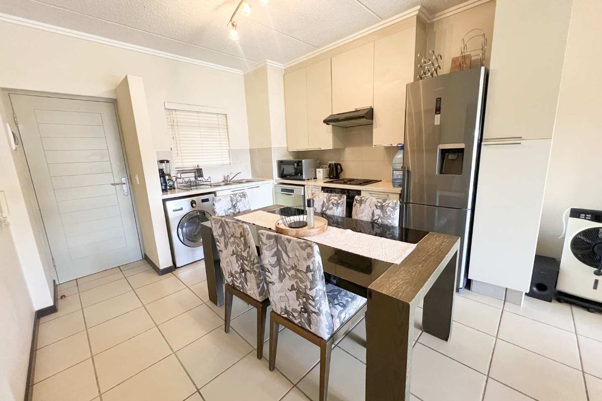 Fully Furnished 2-Bed Executive Apartment in Secure Bryanston Complex - Photo 4
