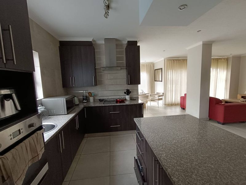 THATCHFIELD SECURITY ESTATE - 4 BEDROOM HOUSE WITH A SWIMMING POOL - Photo 10