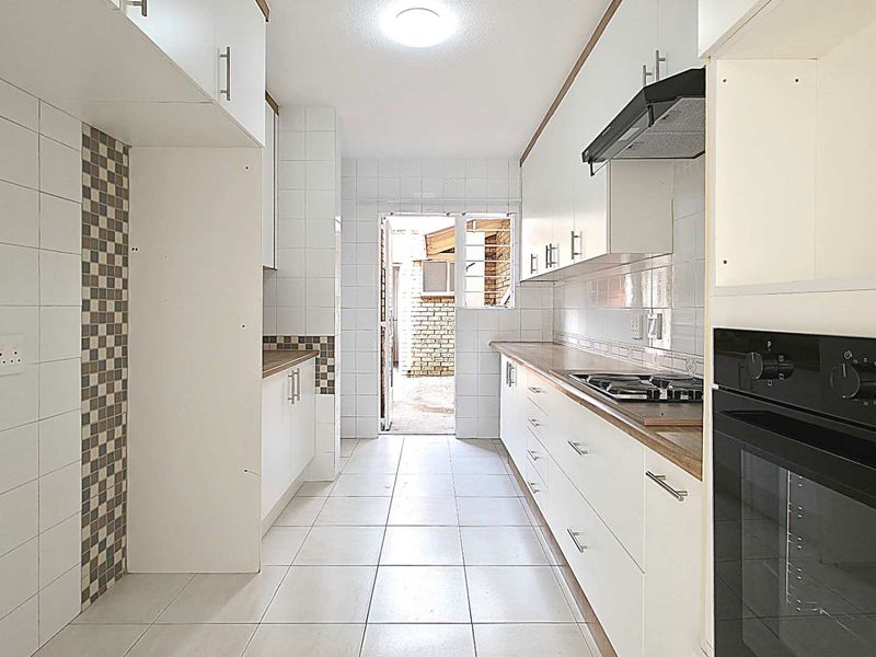 Various Refurbished Large 3 Bedroom Duplex Sandton Townhouses With Garden and Swimming Pool Options - Photo 8