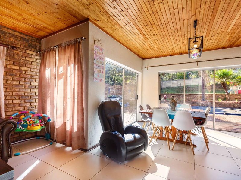 Spacious four-bedroom home on a large stand - Moreleta Park - Photo 7