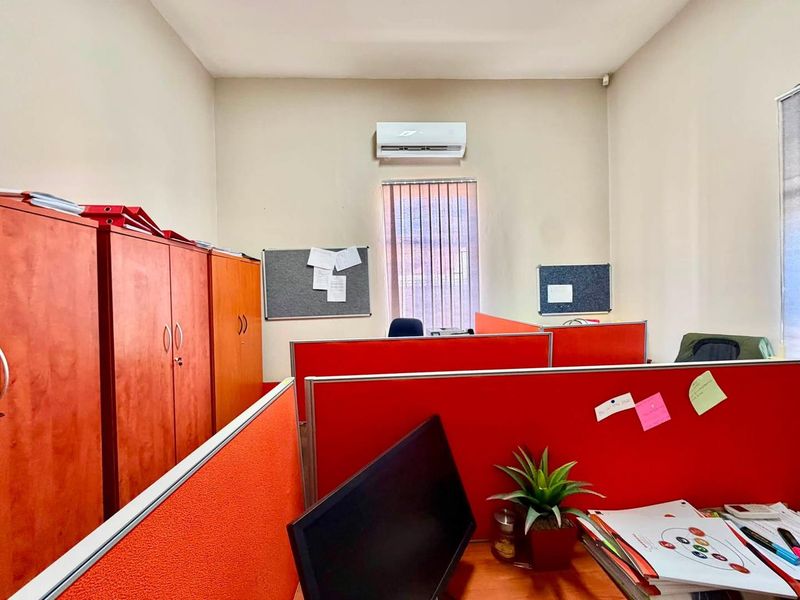 Office TO LET in CBD - Photo 5