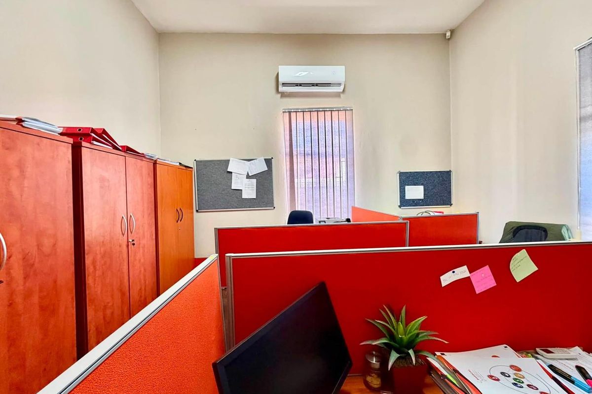 Office TO LET in CBD - Photo 5