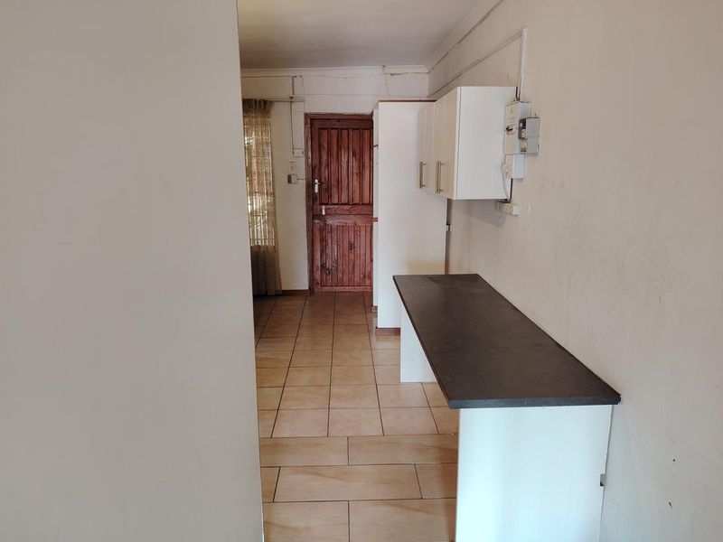 Two-bedroom garden cottage with separate entrance - Photo 5