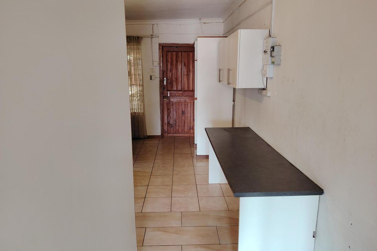 Two-bedroom garden cottage with separate entrance - Photo 5