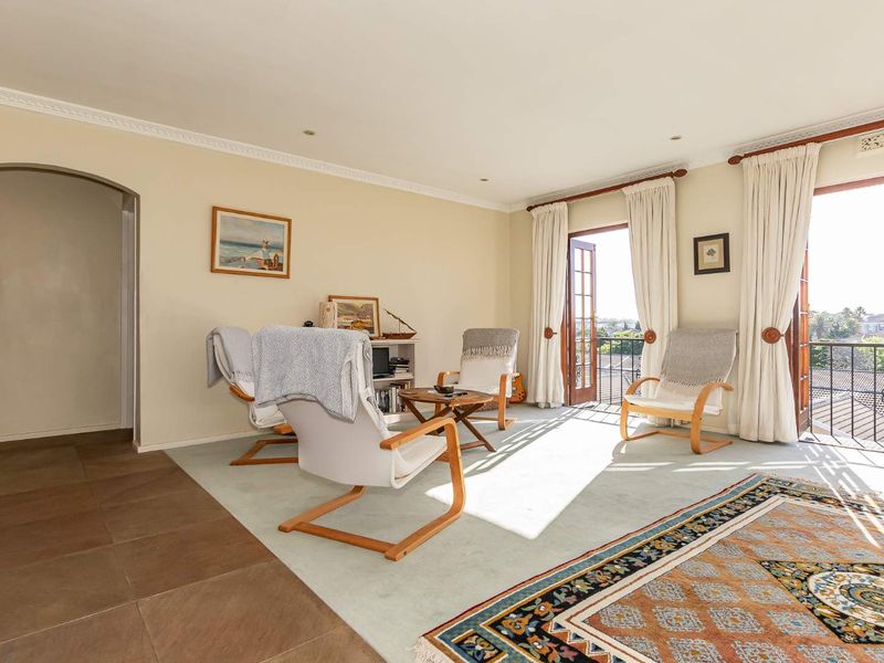 Spacious Lock ‘N Go 2 Bed Apartment In Sought After Complex - Photo 2