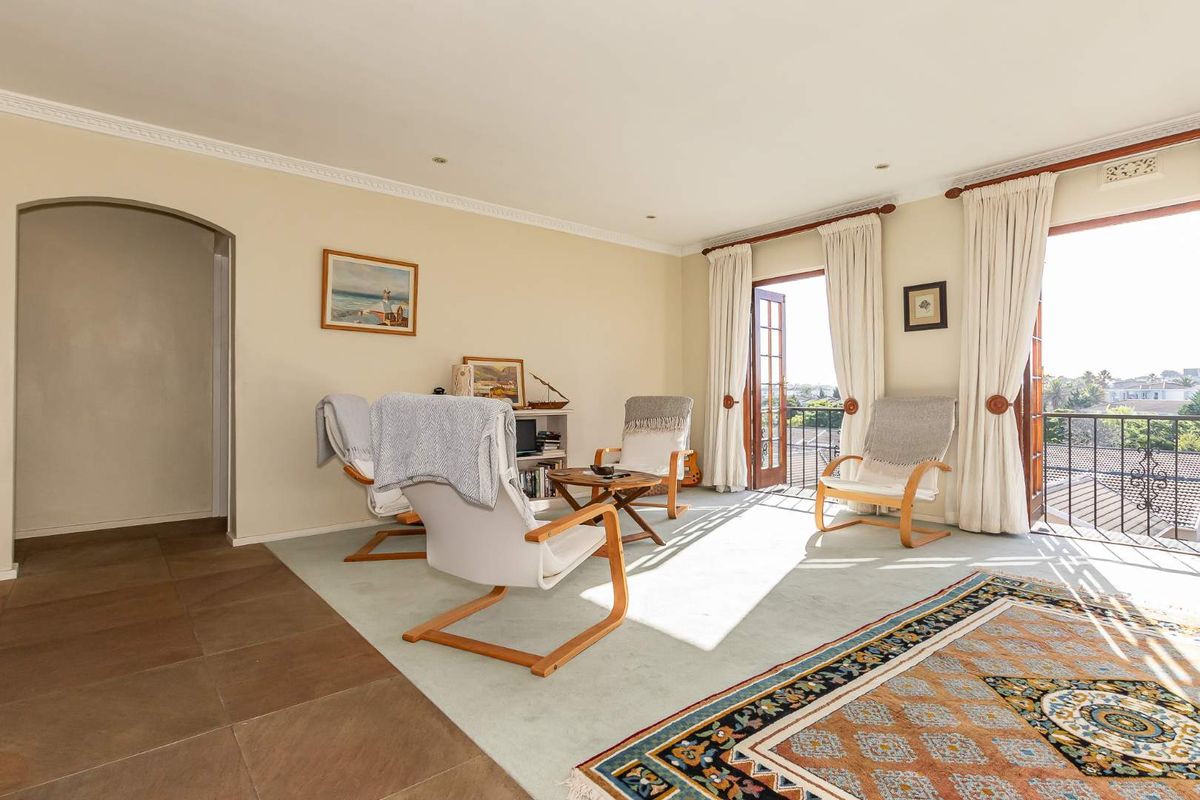 Spacious Lock ‘N Go 2 Bed Apartment In Sought After Complex - Photo 2