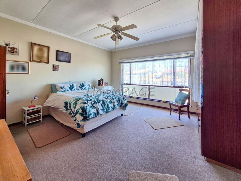 Central, Walvis Bay:  4 Bedr home with LOTS OF GARAGE SPACE is for sale - Photo 7