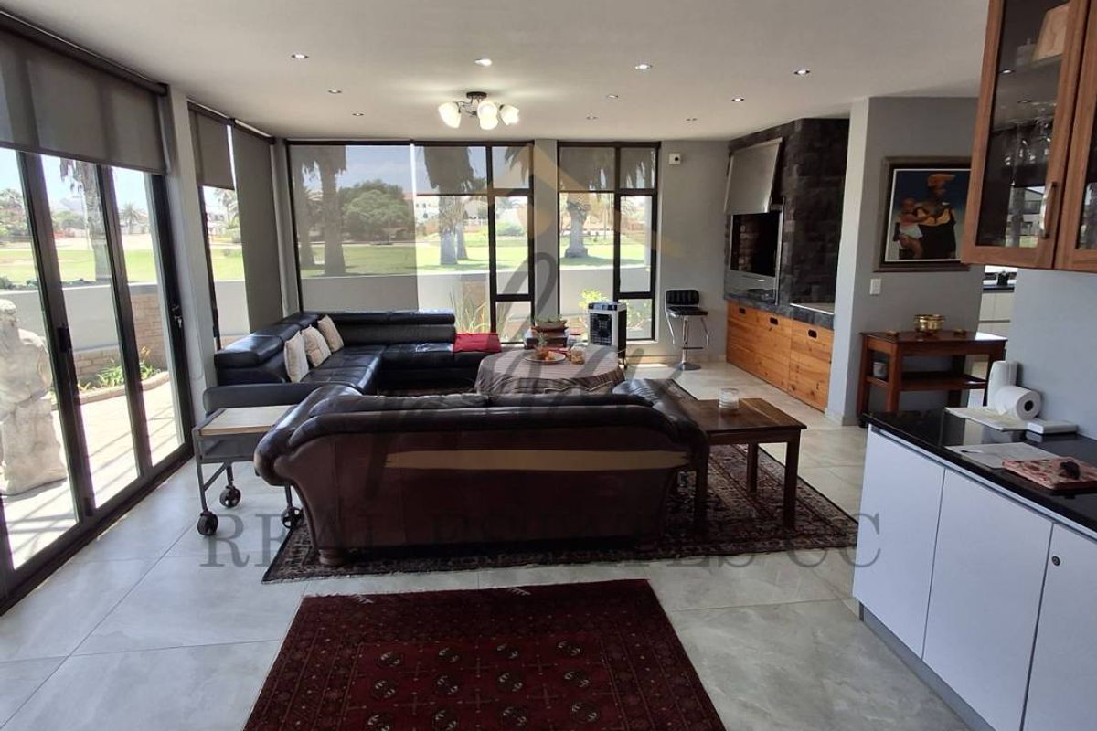 Two Double-Storey Houses with a separate flat on one erf - Registered in a CC - Photo 5